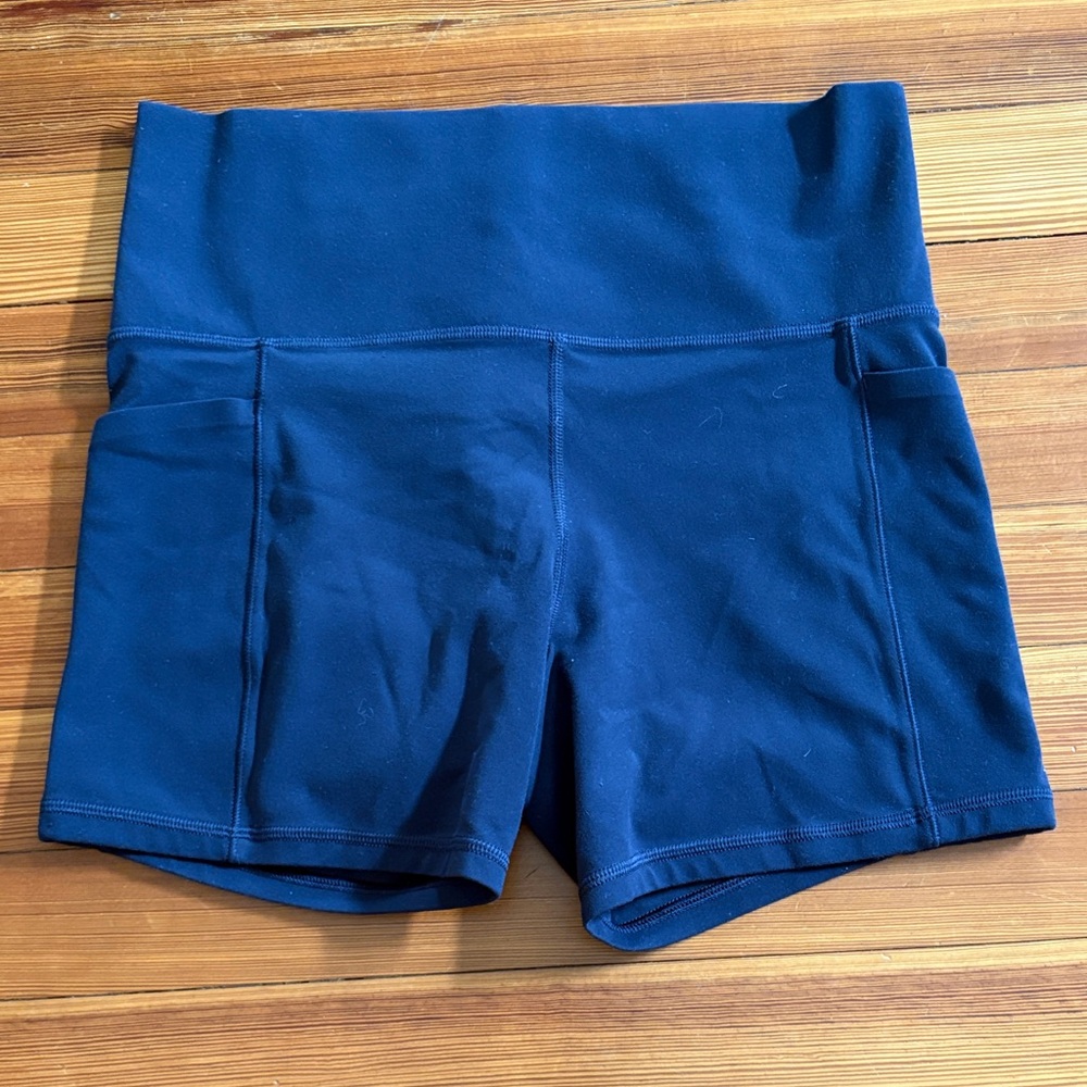 Athleta Salutation Stash High Rise 5” Shorts (M)